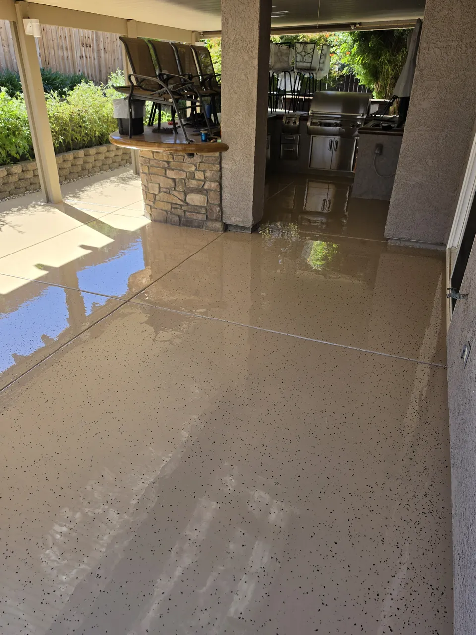 Flake floor along a built-in outdoor kitchen