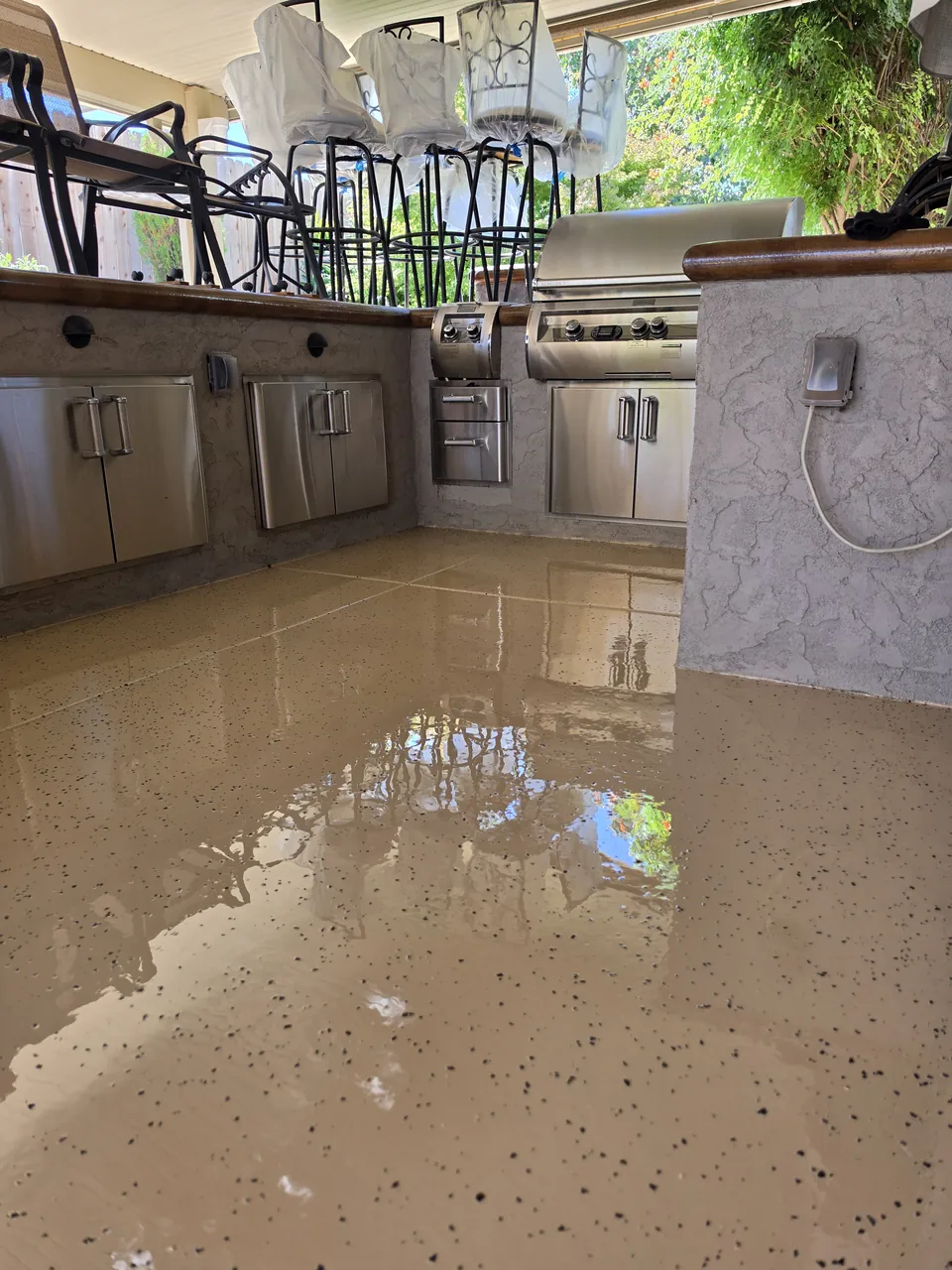 Glossy flake floor in front of the outdoor kitchen and bar